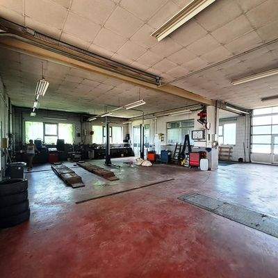 Werkstatt mit Hebebühne und Waschraum