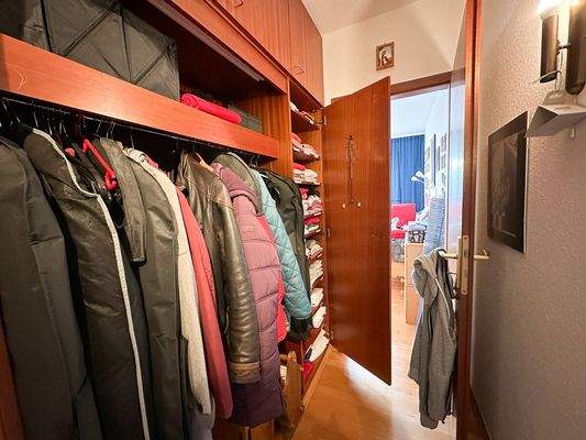 begehbarer Kleiderschrank/Durchgang