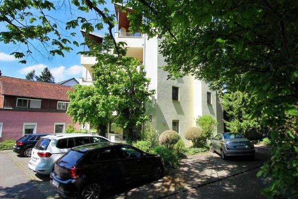 Außenansicht mit Stellplätzen