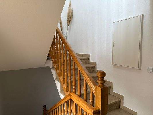 Treppe mit Holzgeländer