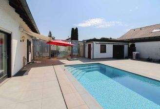 Pool mit Blick auf Wintergarten