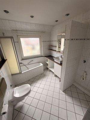 Bad mit Wanne und Fenster