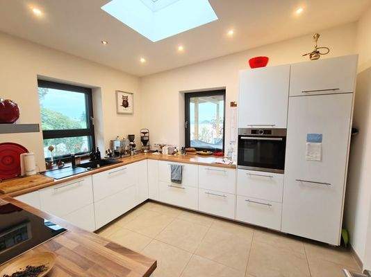 viel Platz bietet die helle, lichtdurchflutete Küche