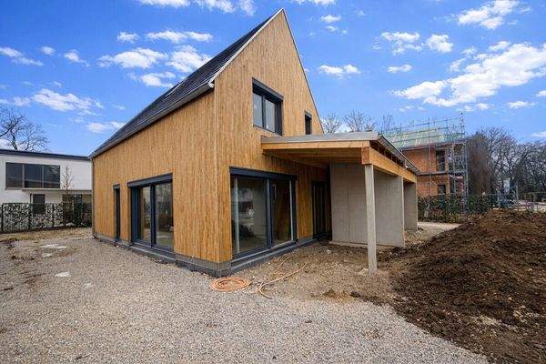 Hausansicht mit Freisitz