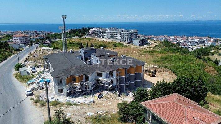 Apartments in a Complex with Sea and City Views in Çınarcık