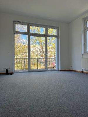 Wohnzimmer mit Balkon und Grünblick