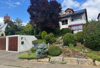 Außenansicht mit Garage und Garten