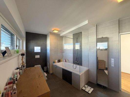 OG 1 / Badezimmer 1 von 2