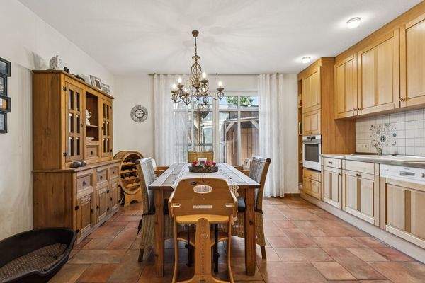 Küche mit Sitzmöglichkeit