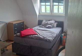 Schlafzimmer mit Doppelbett