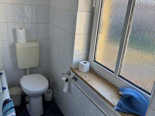 Bad 1. OG mit Fenster.JPG