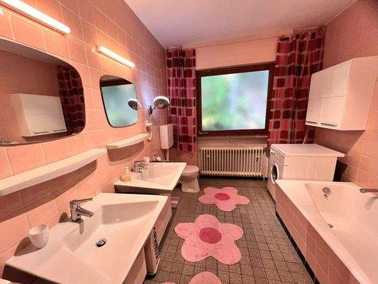 Tageslichtbadezimmer mit Dusche und Wanne