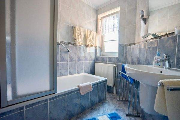 Tageslichtbad mit Wanne