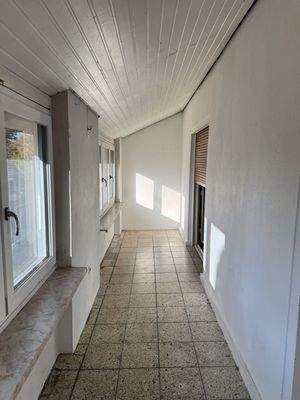 Geschlossener Balkon im OG