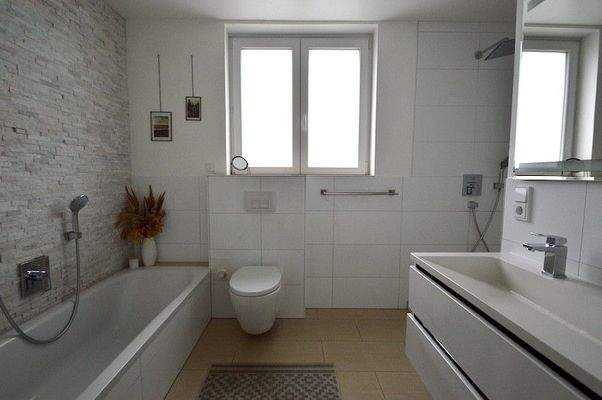 Erdgeschoss-Tageslicht Bad 