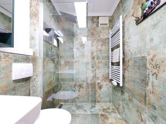 202 Bad, große Dusche (1 von 1).jpg