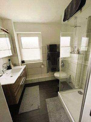 Das Bad mit großer Dusche