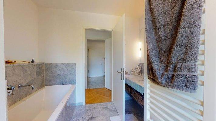 Tageslichtbad mit Wanne und Dusche