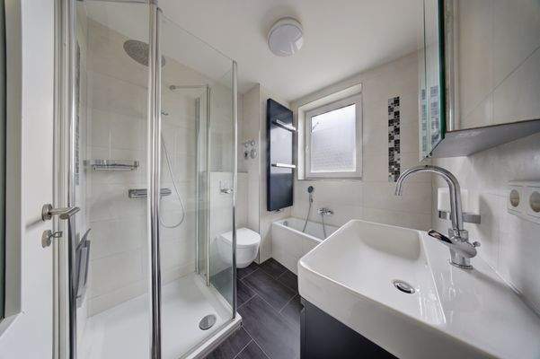 Tageslicht-Badezimmer mit Badewanne u. Dusche