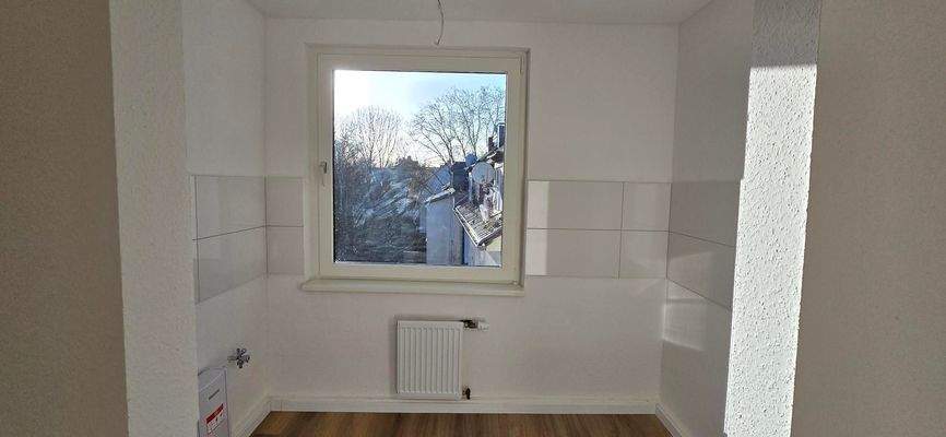 Helle Küche mit Ausblick