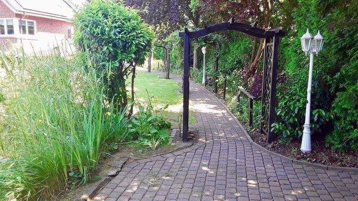 neue Pflasterungen und überall Wege