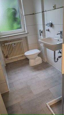 Bad mit Fenster.JPG
