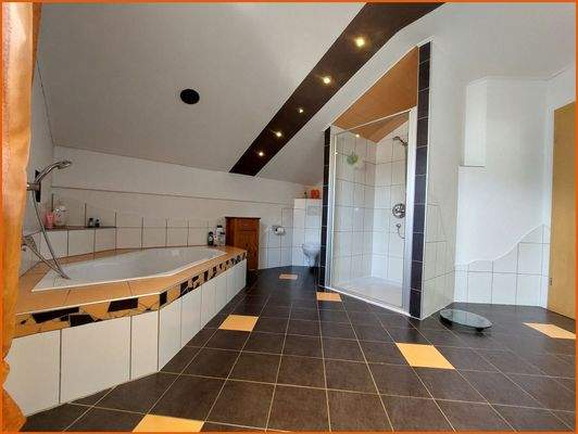 Bad mit Wanne und Dusche