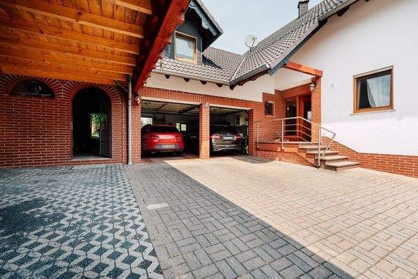 Hof mit Garagen und Carport