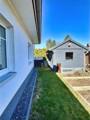 Ostseite des Bungalows mit Blick auf das Gartenhaus und die Gemüsebeete