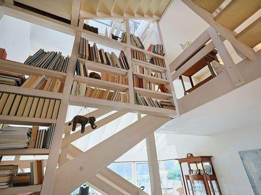 Offener Treppenaufgang mit integriertem Bücherregal