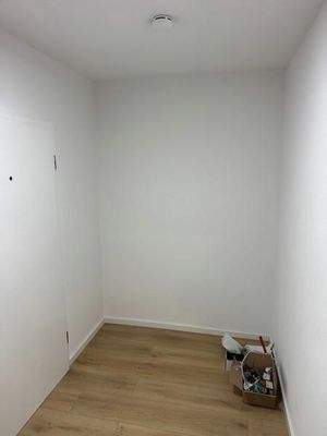 5 Flur mit Wohnungstür