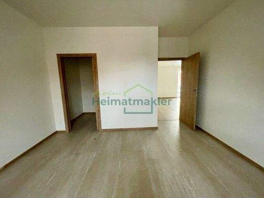 Blick zum begehbaren Kleiderschrank