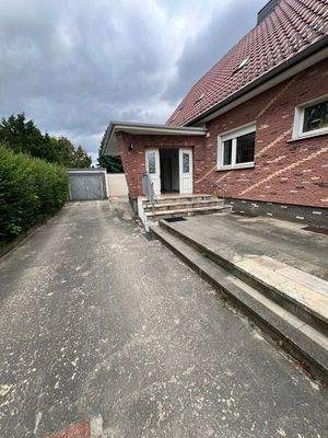 Einfahrt zu den 2 Garagen