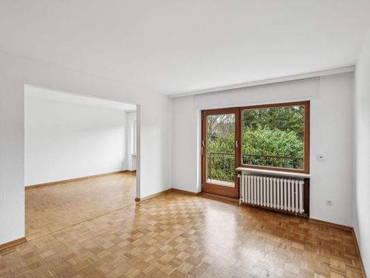 Wohnzimmer mit Balkonzugang