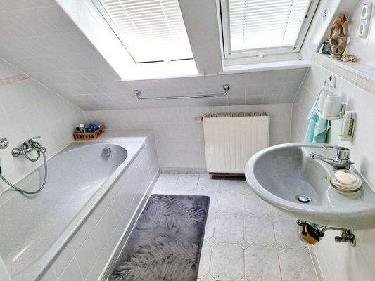 DG: Bad mit Wanne und WC