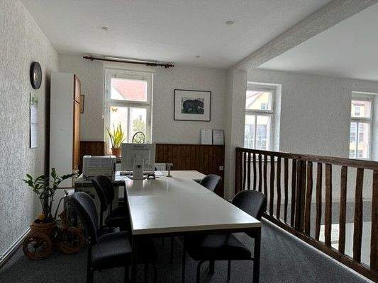 Galerie im OG mit Blick auf das Ladenlokal