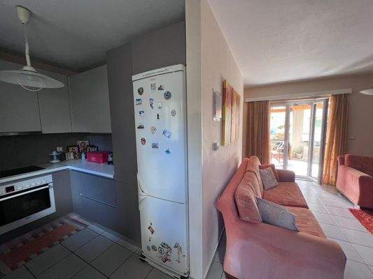 Kreta, Heraklion: Teilrenovierte Wohnung im Stadtteil Mastampas zu verkaufen
