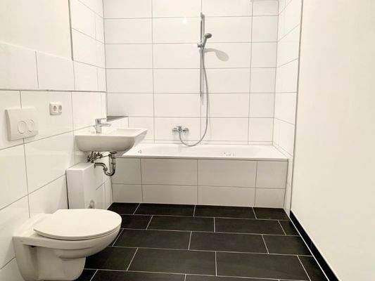 Innenliegendes Wannenbad mit WM-Anschluss + HHK