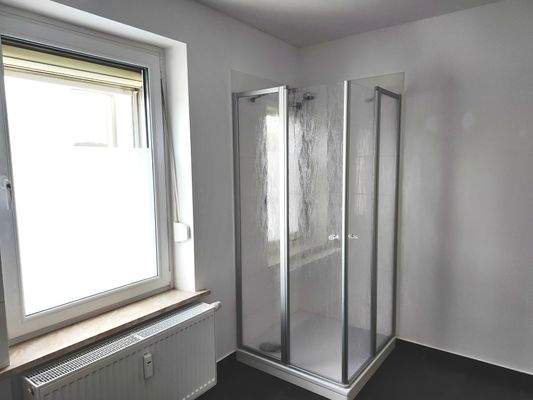 Das große Fenster schaft eine helle Atmosphäre im Bad.jpg