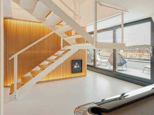 Treppe ins Dachgeschoss im Industriestil