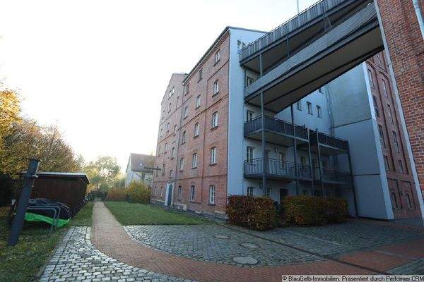 Blick zum Eingangsbereich und zum Spielplatz