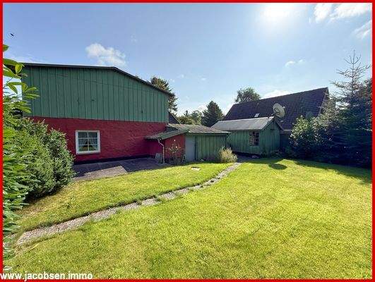 Westansicht mit Schuppen und Garage