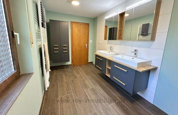 ...mit bodentiefer Dusche und Doppelwaschtisch