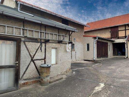 Nebengelasse und Scheune