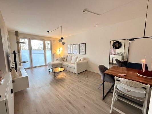 Wohn- und Esszimmer mit großem Balkon