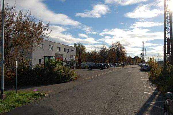 OBJEKT BEFINDET SICH LINK- IM HINTERGRUND: BAHNHOF