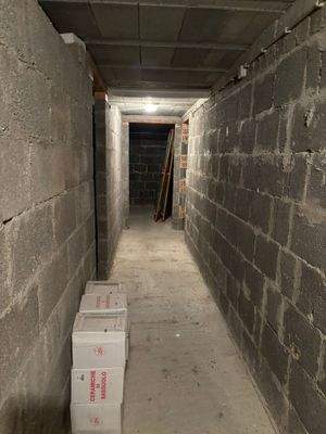 Flur im Keller als Zugang zum grosszügigen Keller