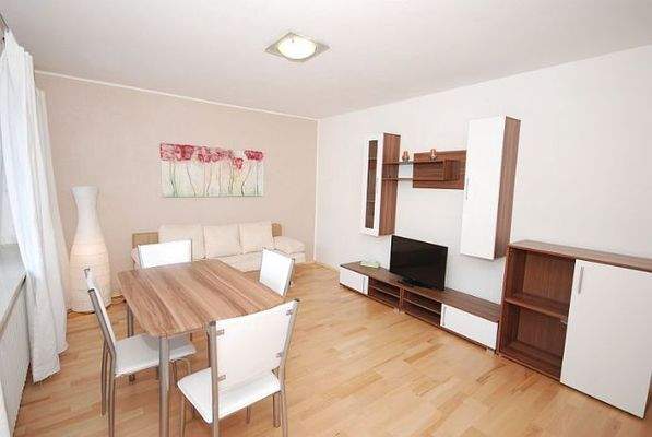 Wohn-Schlafraum mit Esstisch 