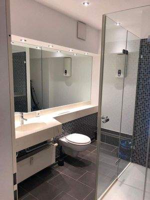 Wannenbad mit WC Anlage und