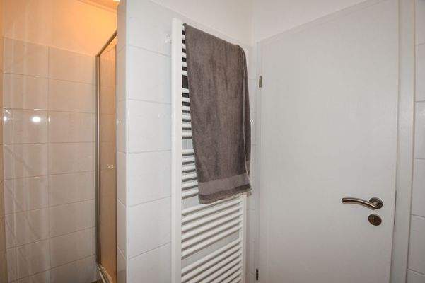 Bad (Zugang nur vom Schlafzimmer)